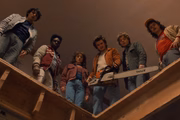 (Da esquerda para a direita) Finn Wolfhard como Mike Wheeler, Caleb McLaughlin como Lucas Sinclair, Natalia Dyer como Nancy Wheeler, Joe Keery como Steve Harrington, Charlie Heaton como Jonathan Byers e Gaten Matarazzo como Dustin Henderson em Stranger Things