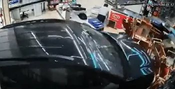 Vídeo: carro desgovernado invade mercado e quase atropela funcionária