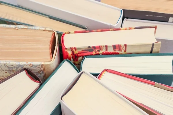 Imagem colorida de livros - Metrópoles