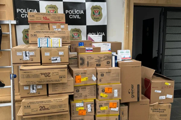 Foto colorida de medicamentos desviados e localizados pela Polícia Civil durante operação "Efeito Colateral", em Barueri, região metropolitana de São Paulo.