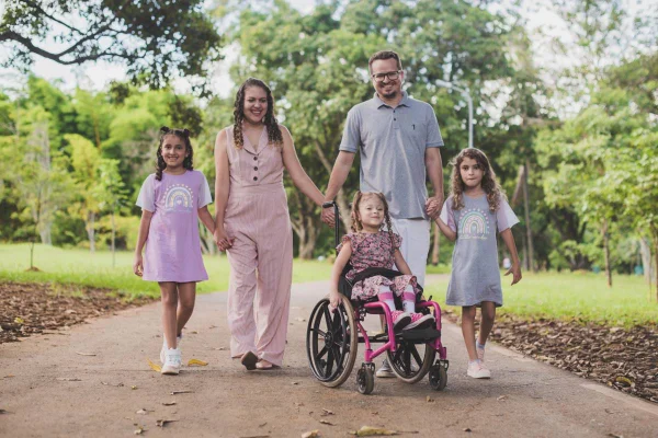 Fotógrafa do DF faz ensaios gratuitos para famílias de crianças com deficiência