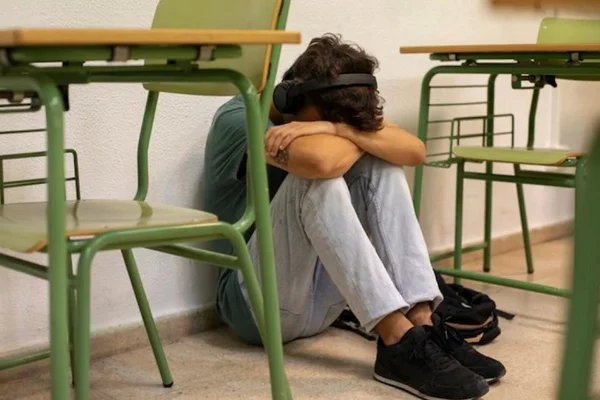 Imagem mostra jovem de cabeça baixa. Escolas de sergipe registram ameaças de ataque - Metrópoles