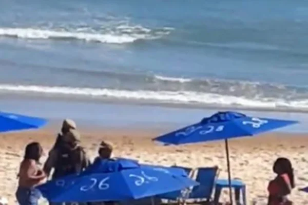 Três pessoas morrem e duas ficam feridas durante ataque a tiros em praia de Salvador