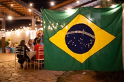 Moradores do condomínio de Bolsonaro fazem churrasco para comemorar a condenação dele