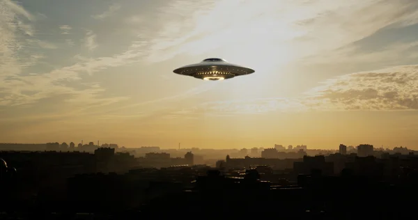 Imagem colorida de montagem de Ovni sobrevoando cidade - Metrópoles