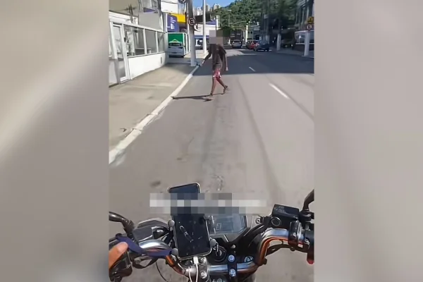 Motoboy influencer aterroriza pedestres no Rio e vira alvo da polícia