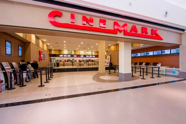 Cinemark está contratando cinco atendentes no DF