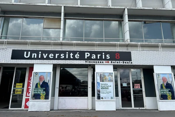 Foto de Lula é espalhada por universidade em Paris