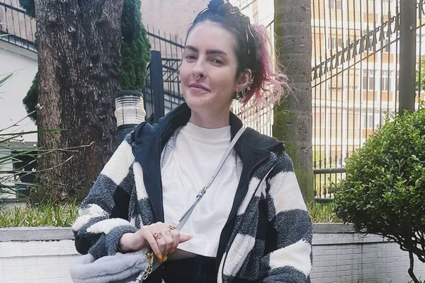 Karen Bachini posa de look preto e branco, e cabelos soltos - Metrópoles