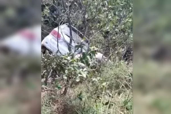 Fotografia colorida mostra carro caído em ribanceira