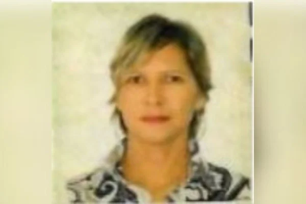 Imagem colorida mostra a servidora pública Maria Aparecida Medulo, de 52 anos, condenada pelos atos antidemocráticos de 8 de janeiro; ela é uma mulher branca de cabelos loiros curtos - Metrópoles