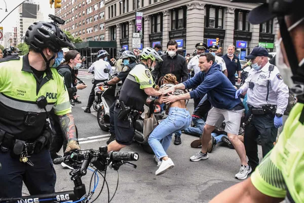 Manifestantes entram em conflito com a polícia durante uma manifestação contra a morte de George Floyd em Minneapolis