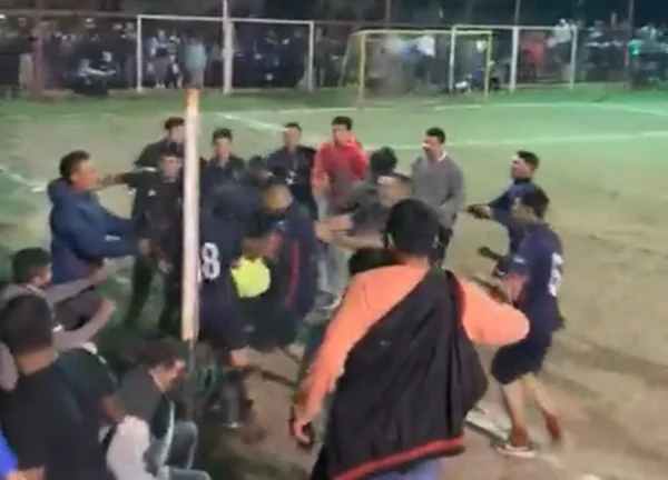 Torcedores e jogadores espancam árbitro na Argentina
