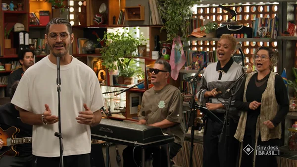 Foto colorida do Criolo no Tiny Desk - Metrópoles