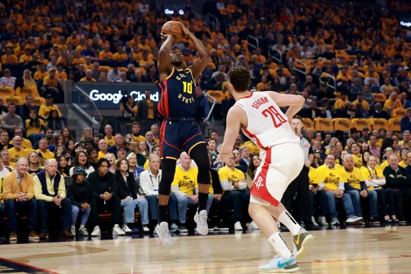 Imagem colorida de Jimmy Butler arremessando - Metrópoles