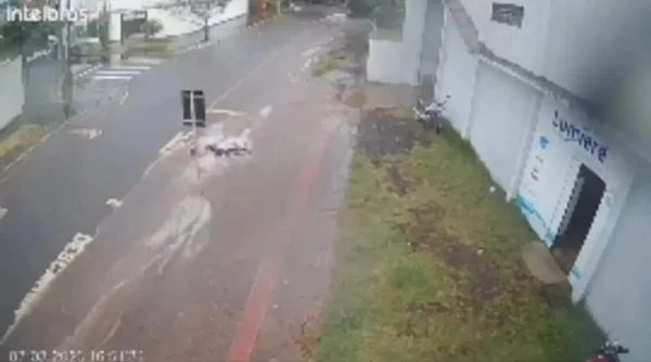 Mulher é arrastada pela chuva em Maringá (PR) - Metrópoles