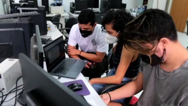 Alunos olham para computador