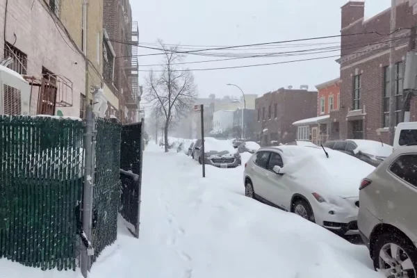 Foto colorida de nevasca em Nova York - Metrópoles