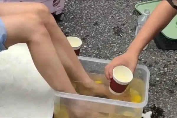Cosplayers chinesas polemizam ao vender limonada com "suco de pé"