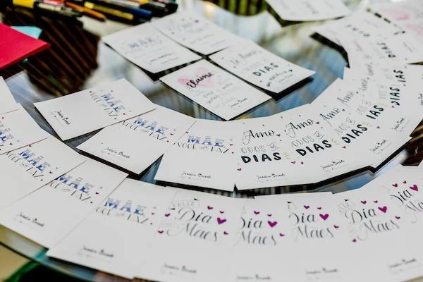 Marcas internacionais homenageiam mães com evento de astrologia
