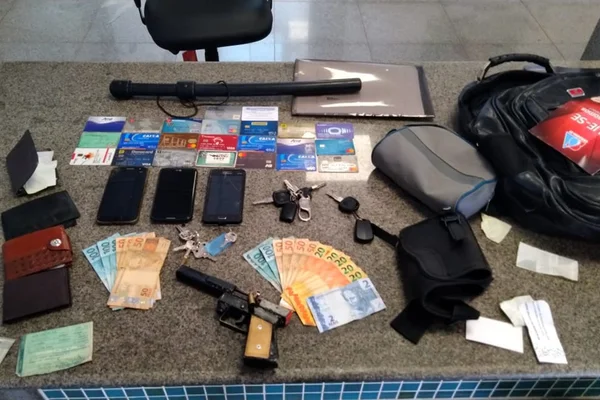 Dinheiro, cartões, celulares apreendidos com criminosos