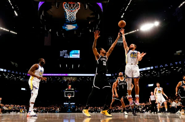 Imagem colorida dos jogadores de Golden State e Brooklyn Nets- Metrópoles