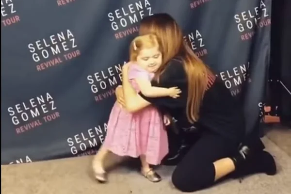 Selena Gomez dança com fã portadora de doença rara