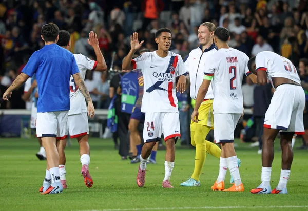 Jogadores do PSG comemoram vitória sobre o Barcelona na Champions League