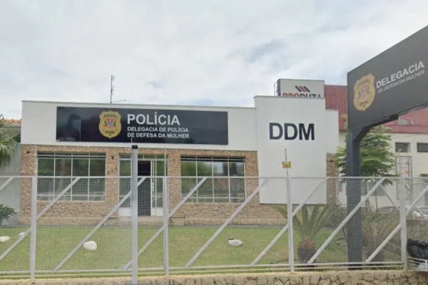 Imagem colorida de delegacia da mulher de Botucatu. Metrópoles
