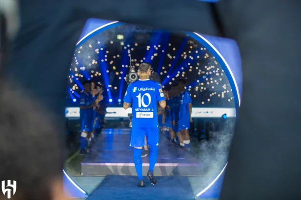 Imagem mostra Neymar sendo apresentado em novo clube - Metrópoles
