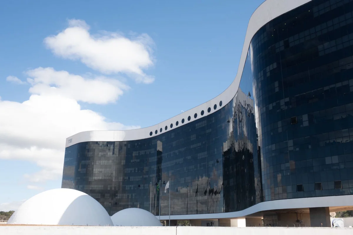 “Cria” do MBL, partido Missão se articula para Rio e Planalto em 2026 1 imagem colorida da sede do TSE concurso - Metrópoles