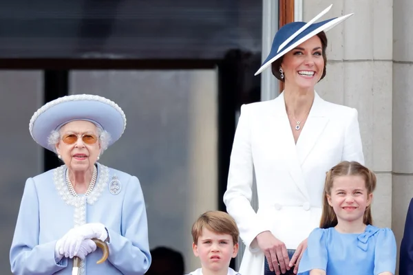Kate pode fazer Charlotte quebrar tradição real no funeral da rainha