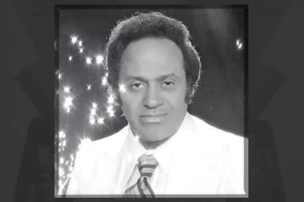 Foto em preto e branco do cantor Carlos Gonzaga - Metrópoles