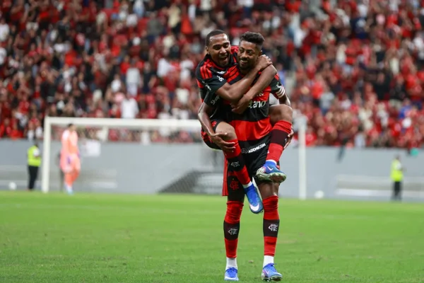 Com jogadores da Copa, veja escalação do Flamengo contra Chapecoense - destaque galeria