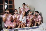 Noiva faz ensaio fotográfico hilário com amigos no lugar das madrinhas - imagem 4