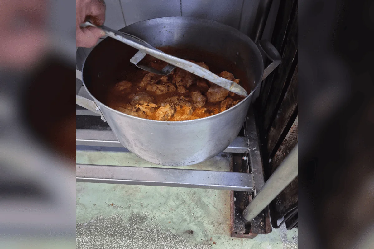 Os alimentos foi descartados e o estabelecimento recebeu prazo para adequação Os alimentos foi descartados e o estabelecimento recebeu prazo para adequação
