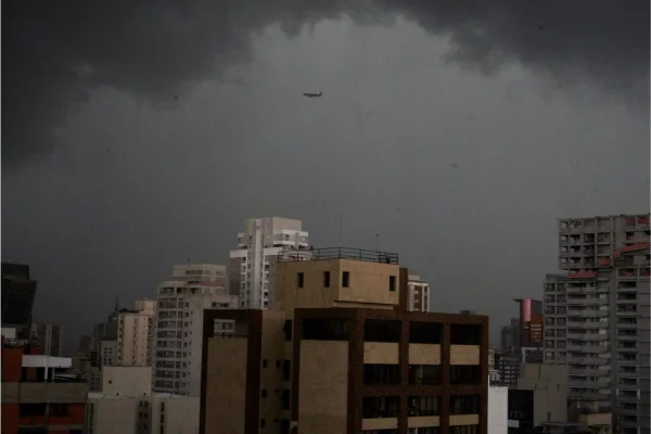 Imagem colorida mostra nuvens carregadas em São Paulo - Metrópoles