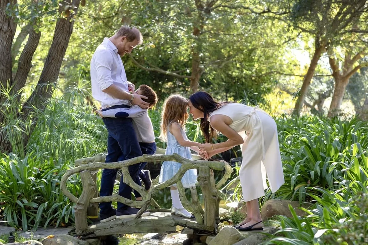 O príncipe Harry e Meghan Markle com os dois filhos chegaram ao Reino Unido O príncipe Harry e Meghan Markle com os dois filhos chegaram ao Reino Unido
