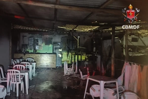 Incêndio destrói hamburgueria em São Sebastião