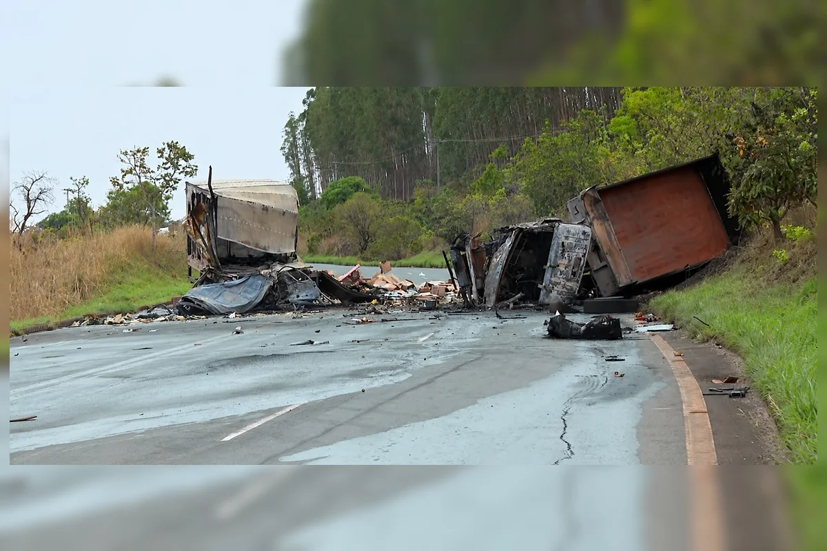 Caminhões ficaram destruídos após incêndio Caminhões ficaram destruídos após incêndio