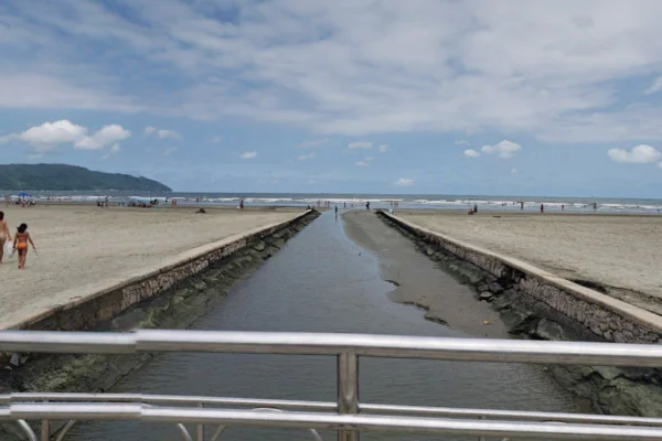 Imagem colorida mostra praia do José Menino, onde corpo foi encontrado - Metrópoles