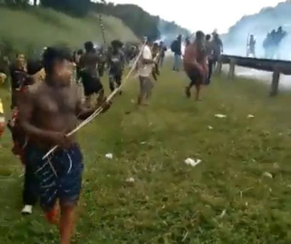 Vídeo: PM usa balas de borracha e bombas para conter protesto indígena