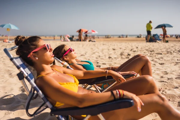 Duas mulheres na praia - Metrópoles