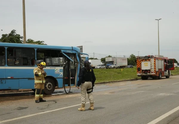 Acidente entre caminhão e ônibus tumultua trânsito no DF