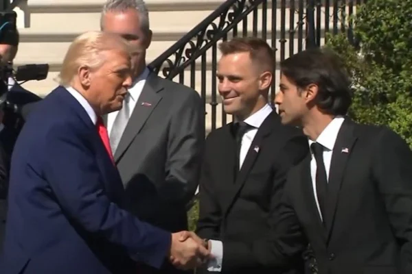 Foto colorida de Felipe Nasr e Donald Trump em encontro na Casa Branca - Metrópoles
