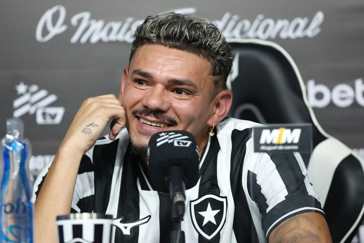 Tiquinho Soares é apresentado e recebe a camisa número 9 do Botafogo - imagem 1 Tiquinho Soares é apresentado e recebe a camisa número 9 do Botafogo - imagem 1