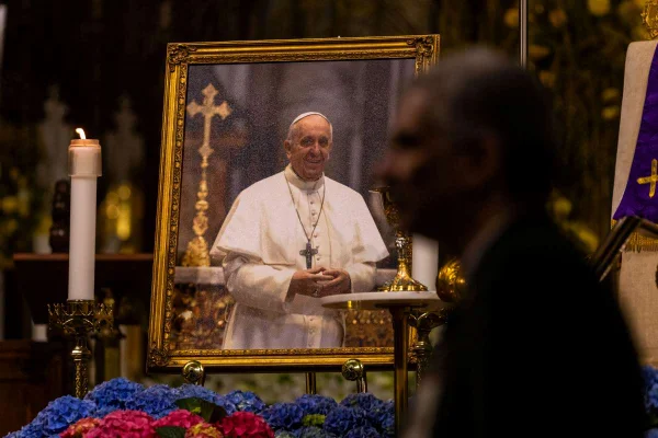 Na imagem com cor, foto do papa francisco - metrópoles