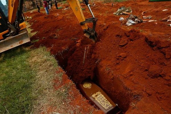 movimento de enterros e carros de funerária no cemitério vale da paz, em goiânia, goiás