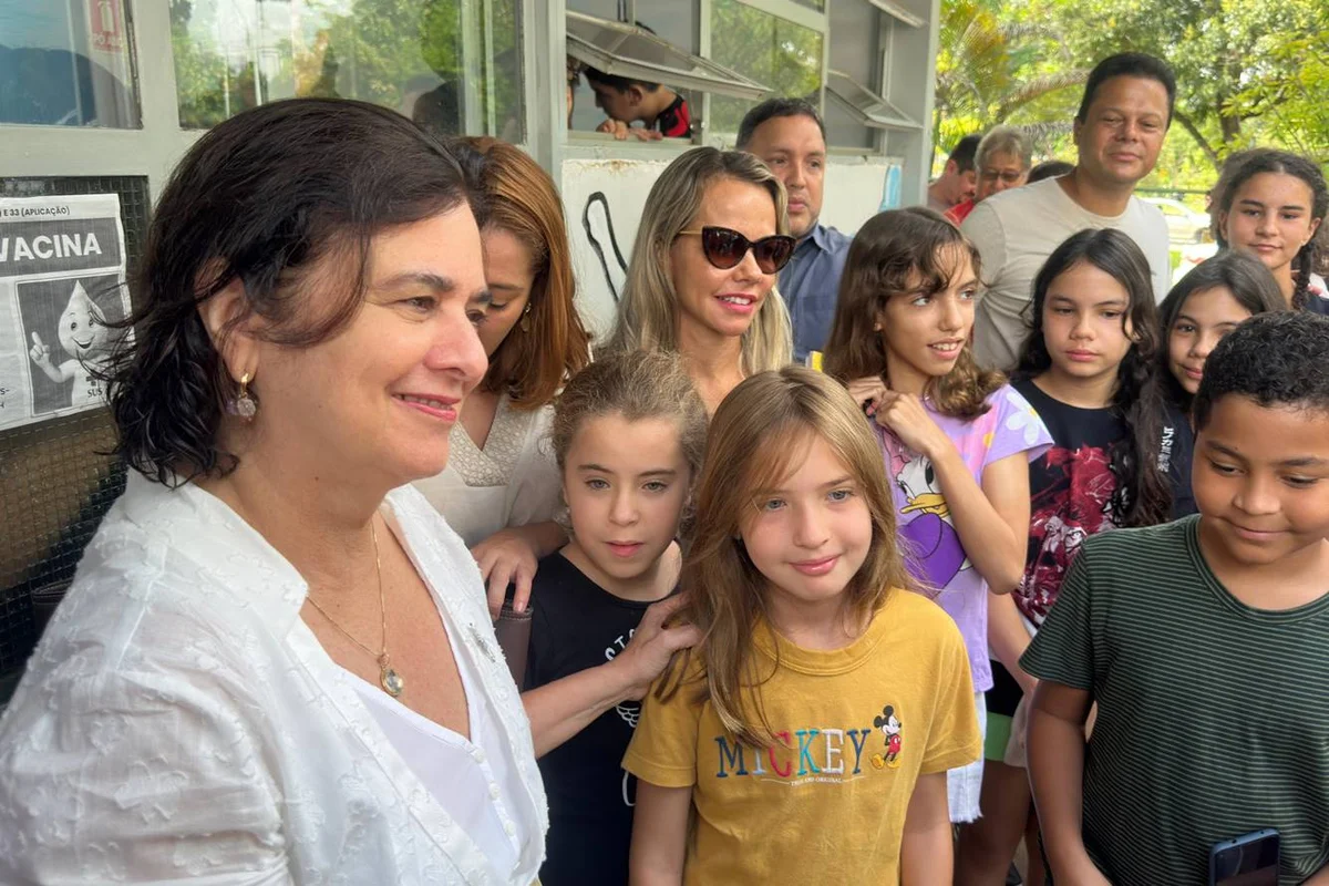 O Ministério da Saúde informou, nesta sexta-feira (9/2), que espera fazer a cobertura total da vacina contra a dengue, nos 521 municípios, do grupo prioritário (crianças de 10 a 11 anos), até fim de março O Ministério da Saúde informou, nesta sexta-feira (9/2), que espera fazer a cobertura total da vacina contra a dengue, nos 521 municípios, do grupo prioritário (crianças de 10 a 11 anos), até fim de março