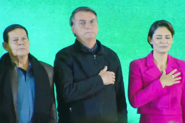 Bolsonaro: “Você prefere sacar a Lei Maria da Penha ou uma pistola?”